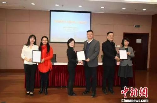 圖為上海市人社局（上海市外國專家局）簽發(fā)首批《外國高端人才確認(rèn)函》，用人單位代表領(lǐng)取確認(rèn)函