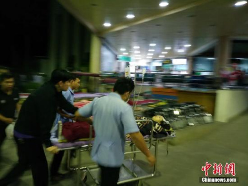 3月3日，傷者送進醫(yī)院。當天下午，一輛旅游中巴在從泰國拜縣返回清邁的路上發(fā)生重大交通事故，車輛失控撞向路邊便利店，造成車上中國游客9人不同程度受傷，多人傷勢較重，其中4人骨折需要手術。這些游客來自北京、上海、廣東等地，所有傷者目前暫無生命危險。<a target='_blank' >中新社</a>發(fā) 中國駐清邁總領館供圖