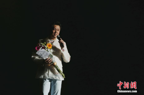 圖為中國著名歌唱家蔡國慶演唱《三百六十五個祝?！贰?<a target='_blank' >中新社</a>記者 曾靜寧 攝