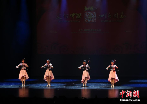 圖為中國東方演藝集團（原東方歌舞團）二胡演奏者表演《西班牙斗牛舞曲》。 <a target='_blank' >中新社</a>記者 曾靜寧 攝