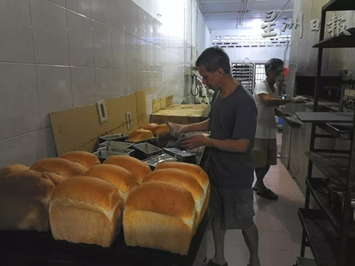 王氏兄弟每天在面包店里忙忙碌碌，為顧客烘焙出新鮮面包。(馬來西亞《星洲日?qǐng)?bào)》記者/李慧婷 攝)