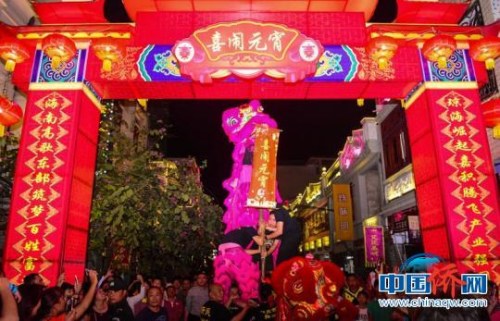 嘉積鎮(zhèn)2018年溪仔元宵燈會(huì)舉行?！≈x小茜 攝