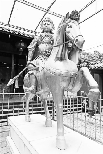 寧濟(jì)廟里的冼夫人雕像。