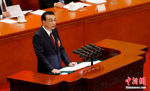 3月5日，十三屆全國人大一次會議在北京開幕。圖為國務(wù)院總理李克強(qiáng)作政府工作報(bào)告。<a target='_blank' >中新社</a>記者 杜洋 攝