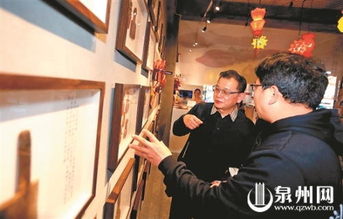 在西街參觀泉州民俗展品 在西街參觀泉州民俗展品