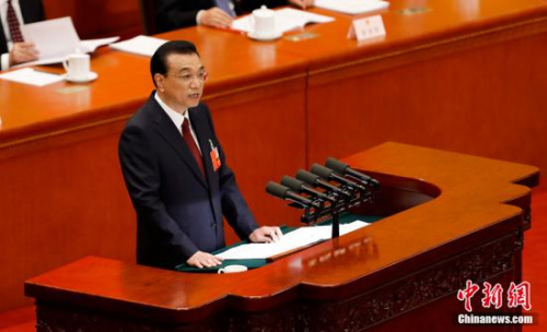 3月5日，十三屆全國人大一次會議在北京開幕。圖為國務院總理李克強作政府工作報告。<a target='_blank' >中新社</a>記者 杜洋 攝