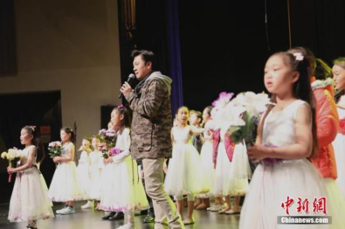圖為演出彩排時(shí)，中國著名歌唱家蔡國慶與舊金山華人青少年齊唱《同一首歌》。 <a target='_blank' >中新社</a>記者 曾靜寧 攝