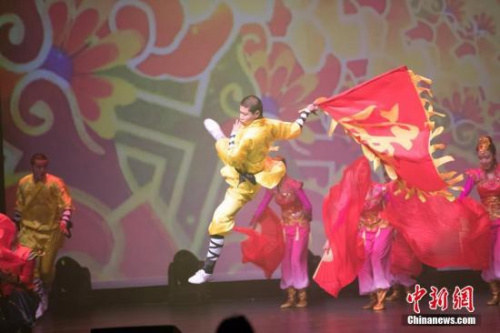  2月28日晚，“文化中國·四海同春”澳大利亞首站演出在墨爾本舉行。圖為河南嵩山少林寺武僧團(tuán)現(xiàn)場表演。 <a target='_blank' >中新社</a>發(fā) 苗丹青 攝 
