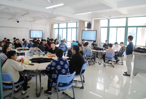 為改革教學方式，廈門校區(qū)啟用了“翻轉(zhuǎn)課堂智慧教室”，便于學生分組討論。