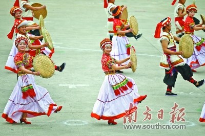 云南福貢傈僳歡樂(lè)多方陣舞蹈動(dòng)作優(yōu)美，呈現(xiàn)了最炫的民族風(fēng)韻。