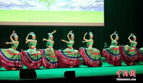 資料圖：3月2日晚，“文化中國·四海同春”第十次在悉尼上演。圖為悉尼當?shù)厝A星藝術(shù)團演員表演舞蹈。 <a target='_blank' >中新社</a>發(fā) 姜長庚 攝
