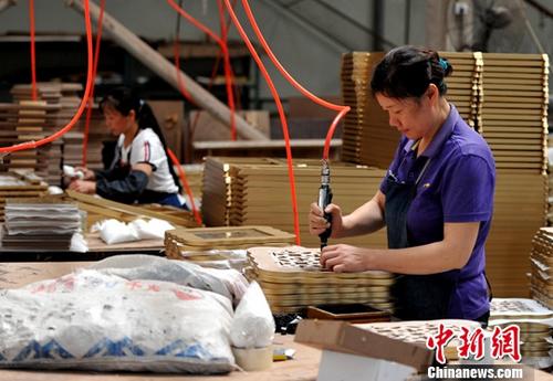 廈門一企業(yè)生產(chǎn)車間，工人正在流水線上作業(yè)。(資料圖片) <a target='_blank' >中新社</a>記者 張斌 攝