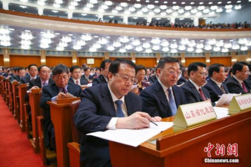 3月5日，十三屆全國(guó)人大一次會(huì)議在北京人民大會(huì)堂開(kāi)幕。圖為代表們聽(tīng)會(huì)。 <a target='_blank' >中新社</a>記者 劉震 攝