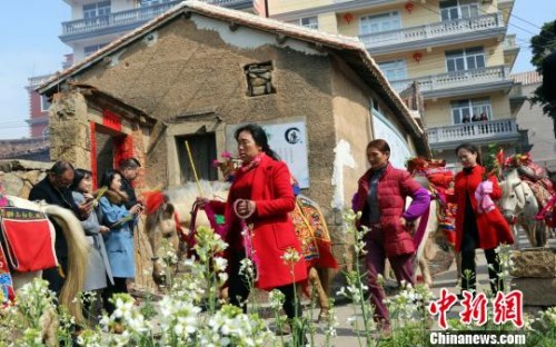 興化白玉獅仿佛戰(zhàn)馬行進(jìn)般整肅有序。　林勝奕 攝