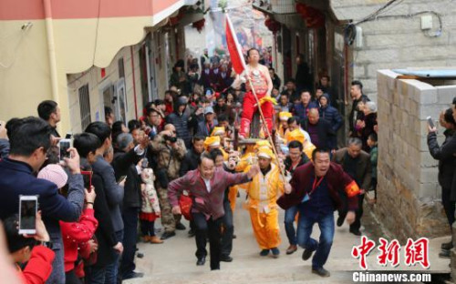 巡游隊(duì)伍的各個(gè)方陣，追隨當(dāng)年守城將士的訓(xùn)練沖鋒腳步向坡路頂奮力沖刺?！×謩俎?攝
