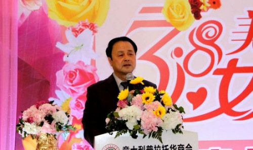 中國(guó)駐佛羅倫薩總領(lǐng)館王輔國(guó)總領(lǐng)事向婦女僑胞表示節(jié)日的祝福。(歐聯(lián)網(wǎng))