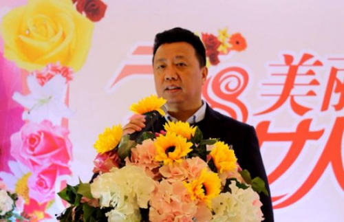 中國(guó)駐佛羅倫薩總領(lǐng)館王輔國(guó)總領(lǐng)事向婦女僑胞表示節(jié)日的祝福。(歐聯(lián)網(wǎng))
