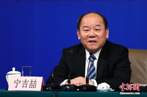 3月6日，十三屆全國人大一次會議在北京梅地亞中心舉行記者會，國家發(fā)展和改革委員會主任何立峰、副主任張勇、副主任寧吉喆就“創(chuàng)新和完善宏觀調(diào)控 推動(dòng)高質(zhì)量發(fā)展”相關(guān)問題回答中外記者提問。圖為國家發(fā)展和改革委員會副主任寧吉喆回答記者提問。<a target='_blank' >中新社</a>記者 富田 攝