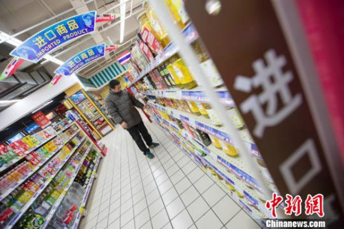 資料圖片：民眾在超市選購進(jìn)口商品。張?jiān)?攝