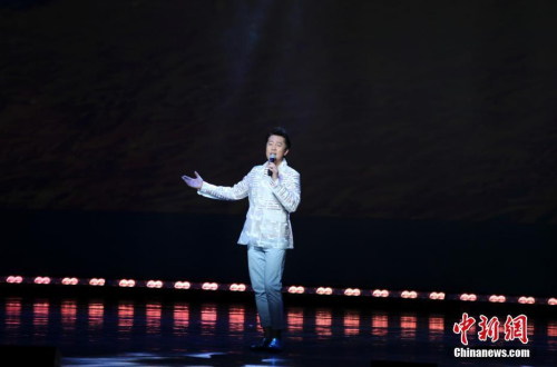 圖為著名歌唱家蔡國慶在演唱歌曲《三百六十五個祝?！?。<a target='_blank' >中新社</a>記者 馬德林 攝