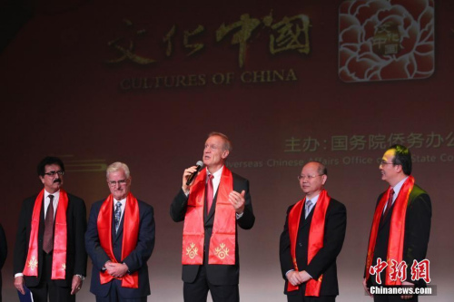 圖為伊利諾伊州州長布魯斯·勞納(右三)在演出開始前致辭。 <a target='_blank' >中新社</a>記者 馬德林 攝