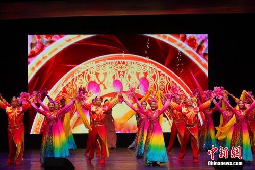  當?shù)貢r間2月19日晚，“四海同春”藝術團在London Palladium 劇院演出。圖為舞蹈《盛世歡歌》。 <a target='_blank' >中新社</a>記者 冉文娟 攝