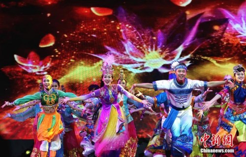 3月6日，“中國文化·四海同春”國僑辦大型慰僑演出演奏團在菲律賓宿務(wù)怒放收官。演出團大年初二啟程，歷時20天，先后在泰國、馬來西亞、菲律賓“一帶一路”沿線三國六城演出，每場平均觀眾3000人。圖為中國歌舞劇院演出的舞蹈《一路風情嘉年華》。<a target='_blank' >中新社</a>記者 關(guān)向東 攝