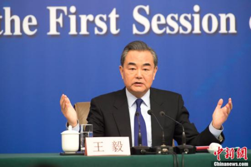 十三屆全國(guó)人大一次會(huì)議新聞中心于3月8日上午10時(shí)在梅地亞中心多功能廳舉行記者會(huì)，邀請(qǐng)外交部部長(zhǎng)王毅就“中國(guó)外交政策和對(duì)外關(guān)系”回答中外記者提問(wèn)。<a target='_blank' >中新社</a>記者 李卿 攝