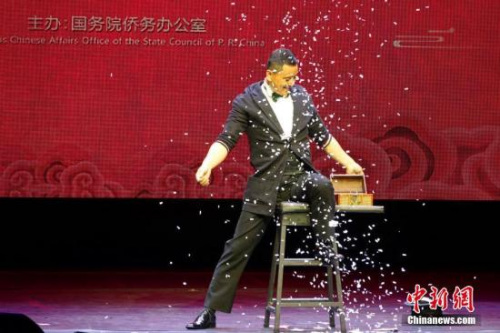 當(dāng)?shù)貢r間2月19日晚，“四海同春”藝術(shù)團(tuán)在London Palladium 劇院演出。圖為演員吳松濤表演魔術(shù)《變幻莫測》。 <a target='_blank' >中新社</a>記者 冉文娟 攝