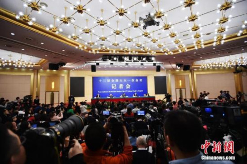十三屆全國人大一次會議新聞中心于3月7日上午在梅地亞中心多功能廳舉行記者會，邀請財政部部長肖捷，副部長史耀斌、胡靜林就“財稅改革和財政工作”相關(guān)問題回答中外記者提問。<a target='_blank' >中新社</a>記者 李卿 攝
