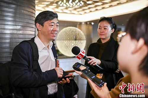 3月6日上午，全國政協(xié)十三屆一次會議無黨派界小組會議在北京舉行。圖為李稻葵委員接受媒體采訪。 <a target='_blank' >中新社</a>記者 駱云飛 攝