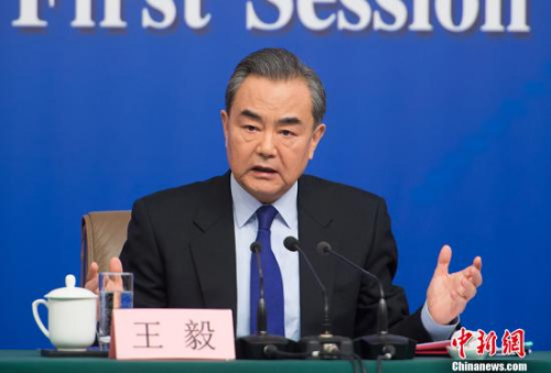 3月8日上午，十三屆全國人大一次會議在北京舉行記者會，外交部部長王毅就“中國外交政策和對外關系”回答中外記者提問。<a target='_blank' >中新社</a>記者 李卿 攝
