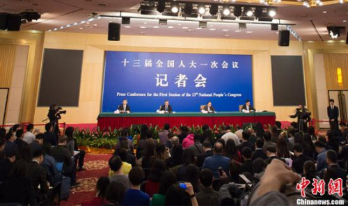 3月8日上午，十三屆全國人大一次會議在北京舉行記者會，外交部部長王毅就“中國外交政策和對外關系”回答中外記者提問。<a target='_blank' >中新社</a>記者 李卿 攝