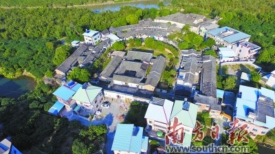 世德堂位于松口鎮(zhèn)銅琶村下店，建于1645年，傳說是明末最后的行宮。1644年3月19日，清兵入關(guān)，崇禎皇帝在煤山上吊自殺，明朝滅亡。東宮侍講李士淳見大勢不妙，便攜太子朱慈烺潛回家鄉(xiāng)，以圖東山再起，恢復大明江山。(袁群華 攝) 