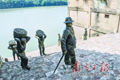 火船碼頭是松口鎮(zhèn)沿河29個碼頭中人流量最大、最繁忙的碼頭，被稱為“小香港”。在松口的鼎盛時期，火船碼頭附近擁有1000多家商鋪，每天多達300多條船停泊于此。江西、福建及蕉嶺一帶人出南洋多由此登船，至汕頭港轉(zhuǎn)乘大輪，這里成了客家人漂洋過海的第一站。(朱洪波 攝) 