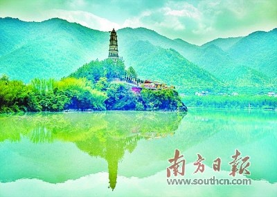 元魁塔位于松口鎮(zhèn)銅琶村，始建于明萬歷四十七年(1619年)，于崇禎二年(1629年)竣工，為明末吏部侍郎、翰林學士、東宮侍講李士淳募資建造。1644年明朝滅亡，李士淳攜太子逃回松口后，曾帶太子登臨元魁塔，并賦一首《登元魁塔詩》，詩中有“收拾金甌掀鐵臂，龍飛九五又重來”的詩句。(何森垚 攝) 