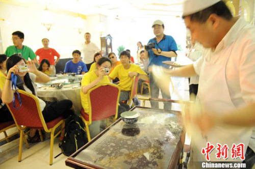 資料圖：華裔青少年吃蘭州拉面觀看拉面表演。楊艷敏 攝