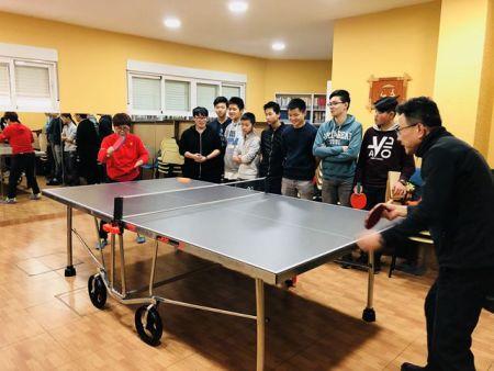 學生們在上乒乓球課。（西班牙《歐華報》）