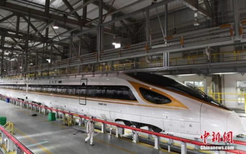 2月23日晚，由蘭州西開往廣州南的G834次動(dòng)車組列車在蘭州西動(dòng)車運(yùn)用所進(jìn)行檢修，這是“復(fù)興號(hào)”動(dòng)車開進(jìn)古絲綢之路重鎮(zhèn)蘭州參加的首個(gè)春運(yùn)。 <a target='_blank' >中新社</a>記者 楊艷敏 攝