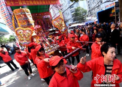 “天下娘奶回娘家”信俗活動(dòng)在福州市倉(cāng)山區(qū)陳靖姑故居舉行?！∮浾邉⒖筛?攝