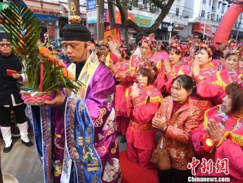 臺(tái)灣中華道教學(xué)院講師張文政(左一)擔(dān)任主法?！∮浾邉⒖筛?攝