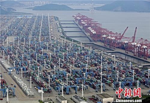 資料圖：浙江省人民政府網(wǎng)站公布了《浙江省政府關(guān)于設(shè)立寧波“一帶一路”建設(shè)綜合試驗(yàn)區(qū)的批復(fù)》，同意設(shè)立寧波“一帶一路”建設(shè)綜合試驗(yàn)區(qū)。圖為寧波舟山港。章勇濤 攝