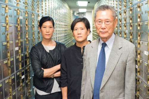 國(guó)寶銀行創(chuàng)辦人孫啟誠(chéng)(右一)與女兒孫儀芬(左一)、孫儀文