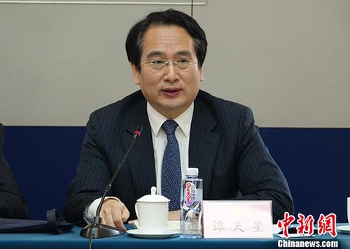 3月9日，中國國務(wù)院僑務(wù)辦公室副主任譚天星攜國僑辦政法司、國外司、經(jīng)科司、文化司等部門負(fù)責(zé)人與列席全國政協(xié)會議的海外僑胞座談，圍繞僑胞關(guān)心的議題溝通，回應(yīng)僑胞訴求。 <a target='_blank' >中新社</a>記者 周乾憲 攝
