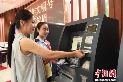 資料圖：2016年5月1日起，中國(guó)全面推行營(yíng)業(yè)稅改征增值稅試點(diǎn)(簡(jiǎn)稱營(yíng)改增)，增值稅實(shí)現(xiàn)對(duì)國(guó)民經(jīng)濟(jì)三次產(chǎn)業(yè)全面覆蓋。圖為納稅人辦理業(yè)務(wù)。(浙江省國(guó)家稅務(wù)局供圖) <a target='_blank' >中新社</a>記者 鐘欣 攝