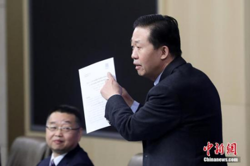 3月7日，十三屆全國(guó)人大一次會(huì)議新聞中心在北京舉行記者會(huì)，財(cái)政部部長(zhǎng)肖捷，副部長(zhǎng)史耀斌、胡靜林就“財(cái)稅改革和財(cái)政工作”相關(guān)問題回答中外記者提問。圖為肖捷回答記者提問。<a target='_blank' >中新社</a>記者 韓海丹 攝
