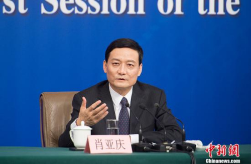 十三屆全國人大一次會(huì)議新聞中心于3月10日15時(shí)舉行記者會(huì)，國務(wù)院國資委主任肖亞慶，副秘書長、新聞發(fā)言人彭華崗就“國有企業(yè)改革發(fā)展”相關(guān)問題回答記者提問。圖為國務(wù)院國資委主任肖亞慶。 <a target='_blank' >中新社</a>記者 李卿 攝