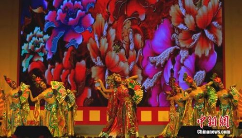 “文化中國·四海同春”國僑辦大型慰僑演出轟動(dòng)馬尼拉。圖為中國歌劇舞劇院表演的舞蹈《貴妃醉酒》。<a target='_blank' >中新社</a>記者 關(guān)向東 攝