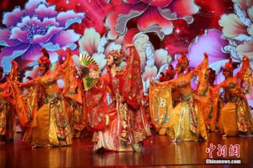 2月19日晚，2018年“文化中國·四海同春”大型慰僑演出在泰國清邁舉行，為當(dāng)?shù)厝A僑華人及民眾獻(xiàn)上一場富有中國特色的新年“文化大餐”。圖為舞蹈《貴妃醉酒》。 <a target='_blank' >中新社</a>記者 王國安 攝