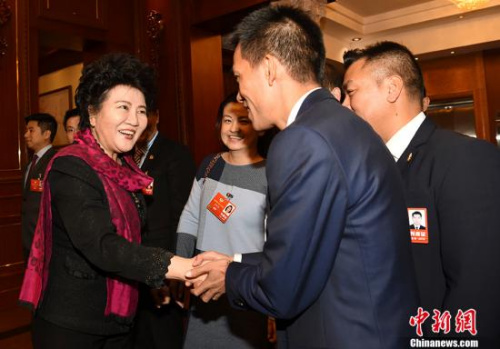 3月9日，國務(wù)院僑辦主任裘援平在北京會見列席全國政協(xié)十三屆一次會議的海外僑胞代表。 <a target='_blank' >中新社</a>記者 張勤 攝